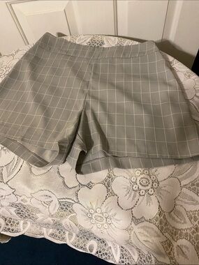 Madison  Gray & White Plaid High-Waist Women’s Shorts Size 4